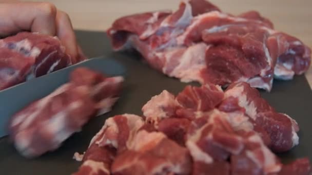 Der Koch schneidet rohes Fleisch mit dem Messer. Koch schneidet Schweinefleisch. Fleisch schneiden — Stockvideo