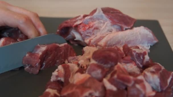 Lo chef taglia la carne cruda con il coltello. Chef che taglia carne di maiale. Carne da taglio — Video Stock