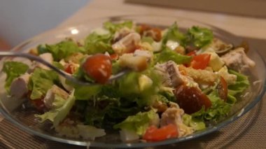 Sezar salatası. Sezar'ın pişirme Şef. Pişirme işlemi. Taze salata. Tavuk Sezar