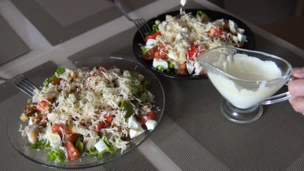 Ensalada César. Chef cocinando César. Proceso de cocción. Ensalada fresca. Pollo César — Vídeos de Stock