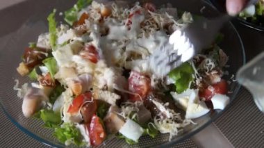 Sezar salatası. Sezar'ın pişirme Şef. Pişirme işlemi. Taze salata. Tavuk Sezar