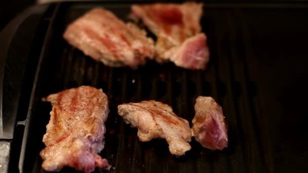 Стейк жарится. Свиное мясо на гриле. Повар готовит. Свежее мясо. Нездоровая еда. Барбекю — стоковое видео