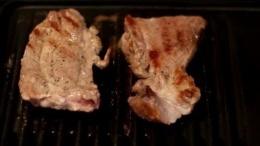 Biftek kızartma. Izgara domuz eti. Şef yemek. Taze et. Sağlıksız yiyecek. Barbekü