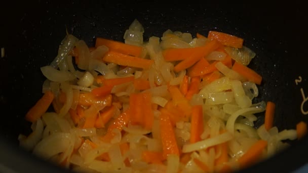 Fritando legumes. Comida vegetariana. Cozinha de Chef. Cebola e cenoura. Alimentos saudáveis — Vídeo de Stock