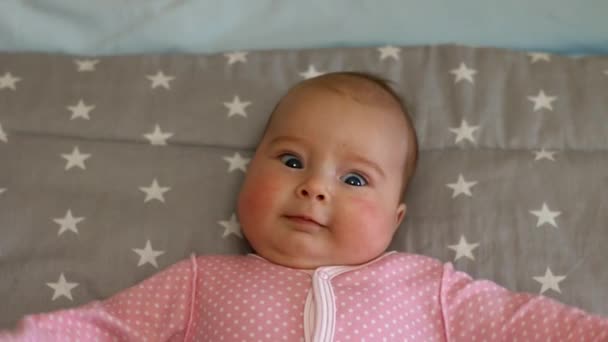 Pasgeboren baby. Kleine baby. Baby in de camera kijken. Kind. Schattig babymeisje — Stockvideo