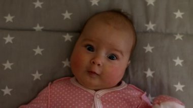Yeni doğan bebek. Küçük bebek. Bebek kamera arıyorum. Çocuk. Bebek kız