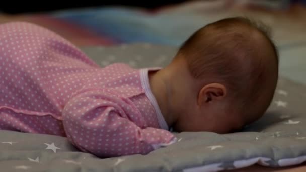 Újszülött. Kis baba. A baba alszik. Gyermek. Imádnivaló baba lány. Gyerek alszik — Stock videók