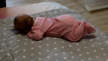 Yeni doğan bebek. Küçük bebek. Bebek uyku. Çocuk. Bebek kız. Ufaklık uyuyor