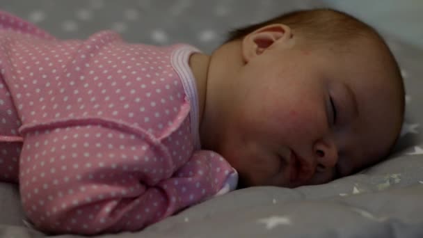 Bebé recém-nascido. Bebé. Bebé a dormir. Criança. Menina adorável. O miúdo dorme. — Vídeo de Stock