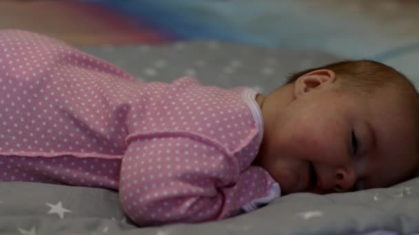 Pasgeboren baby. Kleine baby. Baby slapen. Kind. Schattig babymeisje. Kind slaapt — Stockvideo