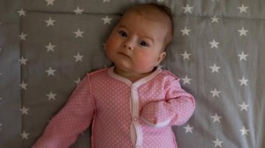 Yeni doğan bebek. Küçük bebek. Bebek kamera arıyorum. Çocuk. Bebek kız