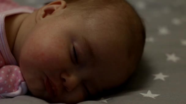 Pasgeboren baby. Kleine baby. Baby slapen. Kind. Schattig babymeisje. Kind slaapt — Stockvideo