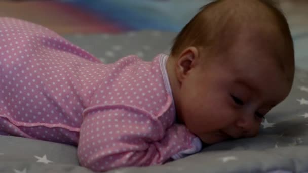 Pasgeboren baby. Kleine baby. Baby slapen. Kind. Schattig babymeisje. Kind slaapt — Stockvideo