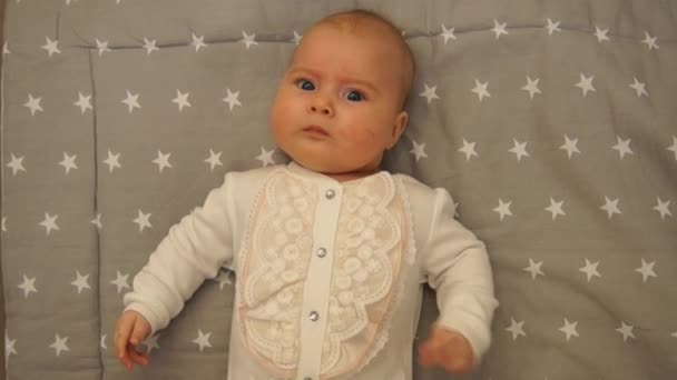 Pasgeboren baby. Kleine baby. Baby in de camera kijken. Kind. Schattig babymeisje — Stockvideo