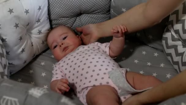 신생아 아기입니다. 작은 아기. 아이입니다. 사랑 스러운 아기 소녀입니다. 아기 침대에서. 아기 침대에 — 비디오