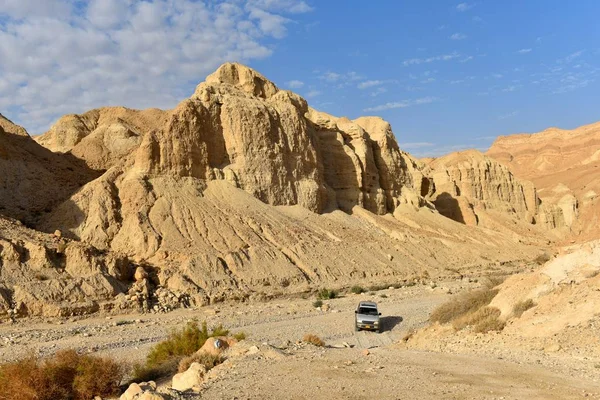 Safári off-froad em montanhas do deserto . — Fotografia de Stock