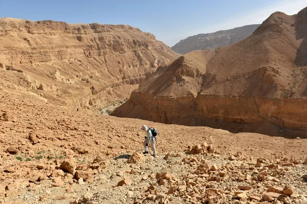 Vyhlídkové pěší túry v Judeji pouštní Hora. — Stock fotografie