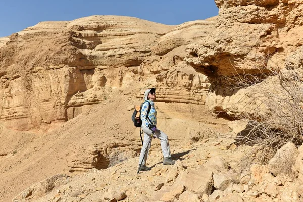 Vyhlídkové pěší túry v Judeji pouštní Hora. — Stock fotografie