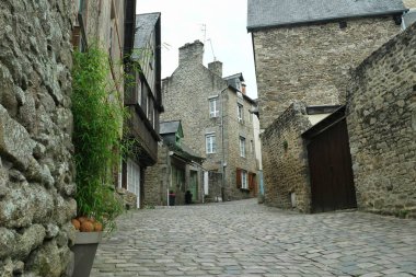 Geleneksel Ukraynalı kadın beyaz ipliklerle nakış işliyor