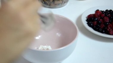 Pembe masaya taze çilek ve bal ile Ricotta koyun. Köy peyniri, lor peyniri veya kasede çilek ile tvorog. Yaz tatlısı, kahvaltı veya sağlıklı atıştırmalık. bal yaban mersini ve ahududu kavanoz