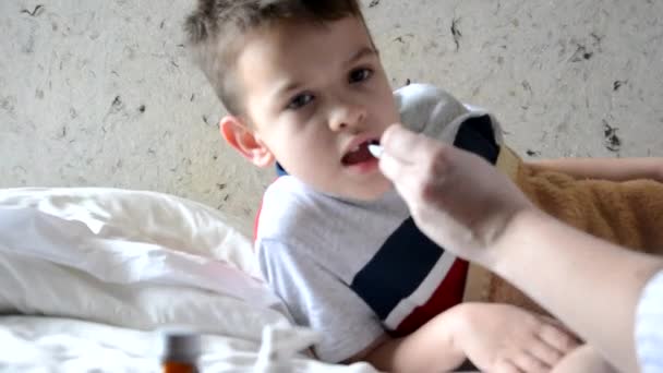 Детская Медицина Больным Мальчиком Лежит Диване Горячим Фоном Отдыхает Дома — стоковое видео