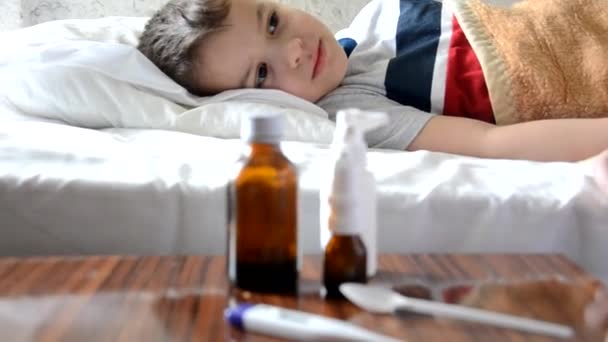 Medicina Para Bebés Con Niño Enfermo Acostado Sofá Con Fondo — Vídeo de stock