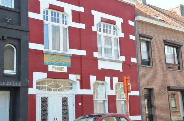 Edifício velho do tijolo com alto-forno de um moinho de aço fechado velho ou de ferro. telha telhado vermelho, belas janelas. Casas em belgium ostend bruges brussels Fotos De Bancos De Imagens