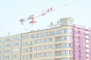 İnşaat halindeki birçok yüksek bina ve mavi gökyüzünün altındaki vinçler için iç mekan.