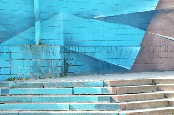 Streszczenie ilustracji ulicy na niebiesko-beżowy szary schody. idzie w górę po schodach. Tło pustej ulicy asfaltowej, betonu, dymu, smog — Zdjęcie stockowe