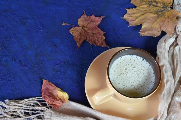 Calabaza con especias de café con leche o café en taza, hojas secas, regalos en la mesa azul oscuro. Bebida caliente de otoño o invierno. Espacio para texto, vista superior, espacio para copiar — Foto de Stock