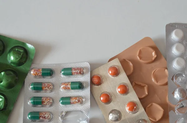 Berbagai obat: tablet, pil dalam blister pack, obat-obatan, makro, fokus selektif, ruang fotokopi — Stok Foto