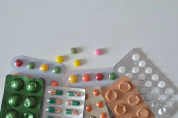 Различные лекарства: таблетки, таблетки в блистерной упаковке, лекарства, макрос, избирательный фокус, копировальное пространство — стоковое фото
