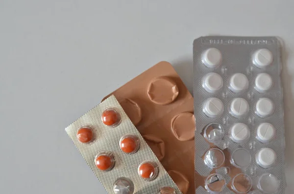 Berbagai obat: tablet, pil dalam blister pack, obat-obatan, makro, fokus selektif, ruang fotokopi — Stok Foto