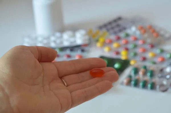 Selektivní zaměření Léky pilulky nebo kapsle v ruce, dlaně nebo prsty. Lék na léky na léčbu. Žena, mladá žena, osoba užívající vitamin, analgetika, antibiotika — Stock fotografie