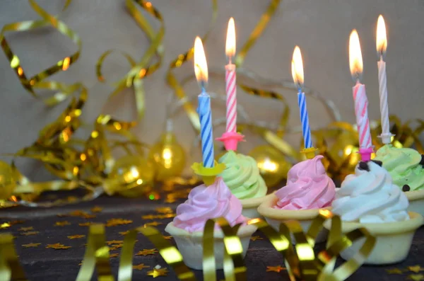 Dortík zdobený pestrobarevné narozeninové svíčky. dary, zlatý serpentin, hvězdy, oslavy svátku, párty. — Stock fotografie
