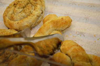 Çelik pişirme tepsisinde taze pişmiş tarçınlı rulo. Kahvaltıda ev yapımı tarçınlı çörek. Bir pastanede İsveç tatlısı geçmişi.