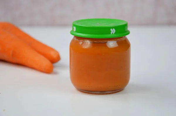 Wortel Bayi Tumbuk Makanan Puree Dengan Sendok Dalam Botol Kaca — Stok Foto