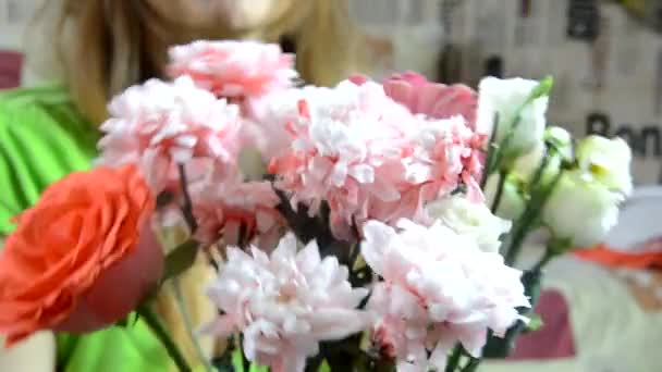 Vacker bukett av ljusa och färgglada blommor innehav av flickor händer — Stockvideo