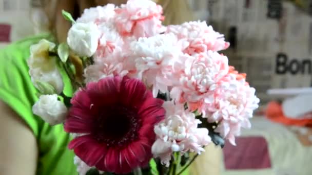 Vacker bukett av ljusa och färgglada blommor innehav av flickor händer — Stockvideo