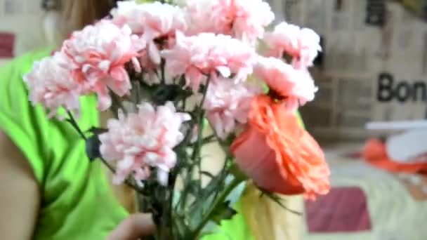 Vacker bukett av ljusa och färgglada blommor innehav av flickor händer — Stockvideo