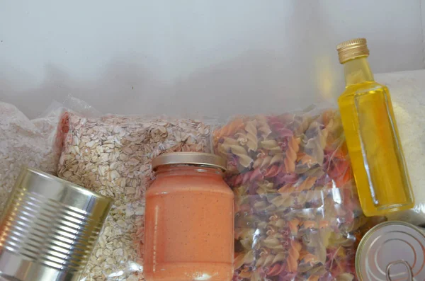 Beyaz arka planda gıda bağışları, fotokopi alanı olan üst görünüm