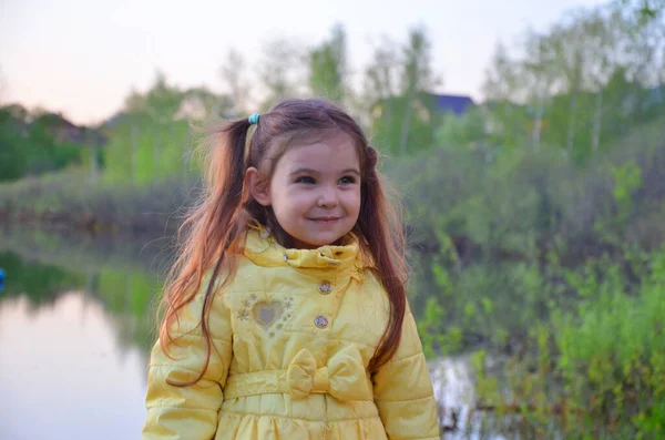 Una Niña Una Chaqueta Otoño Primavera Encuentra Cerca Del Lago —  Fotos de Stock