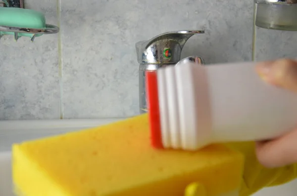 Hausfrau Reinigt Badezimmer Wasserhahn Und Dusche Wasserhahn Hausmädchen Gelben Schutzhandschuhen — Stockfoto