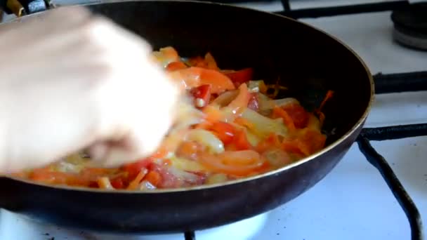 Reggeli rántottás tojással Lány sült tojás egy serpenyőben zöldségekkel, omletttel, tükörtojással — Stock videók