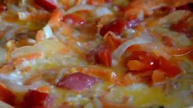 Çırpılmış yumurta kızla kahvaltı. Tavada yumurta, sebze, omlet, sahanda yumurta.