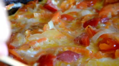 Çırpılmış yumurta kızla kahvaltı. Tavada yumurta, sebze, omlet, sahanda yumurta.