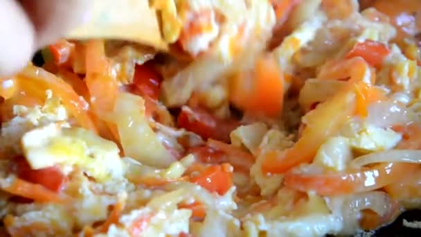 Café da manhã com ovos mexidos Garota frita ovos em uma panela com legumes, omelete, ovos fritos — Vídeo de Stock