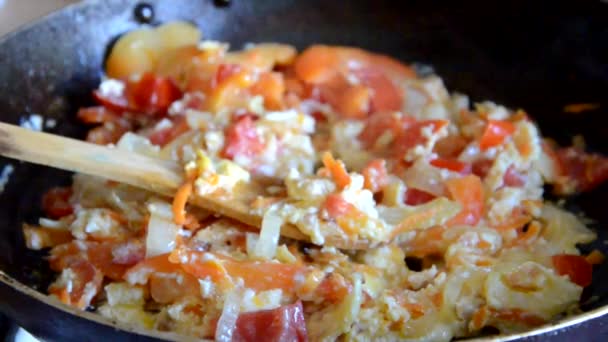 Çırpılmış yumurta kızla kahvaltı. Tavada yumurta, sebze, omlet, sahanda yumurta. — Stok video