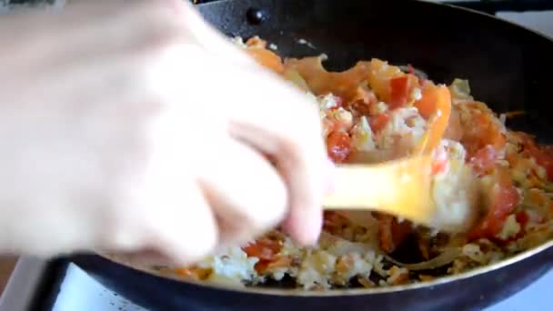 Frukost med äggröra Ägg Flicka pommes frites ägg i en kastrull med grönsaker, omelett, stekta ägg — Stockvideo