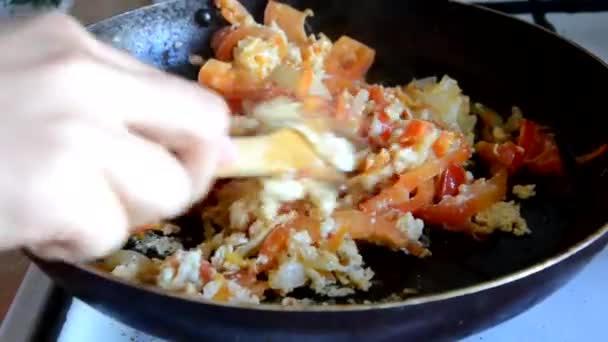 Desayuno con huevos revueltos Chica fríe los huevos en una sartén con verduras, tortilla, huevos fritos — Vídeos de Stock